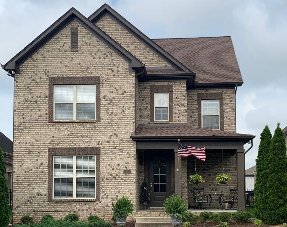 1084 N McMahan Dr, Gallatin, TN 37066