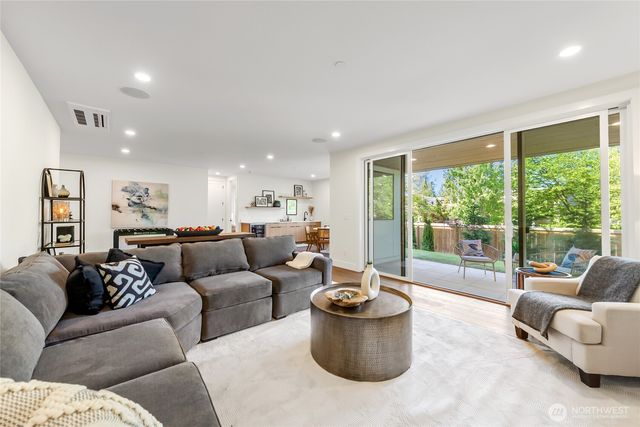 10204 NE 43rd Street, Kirkland, WA 98033