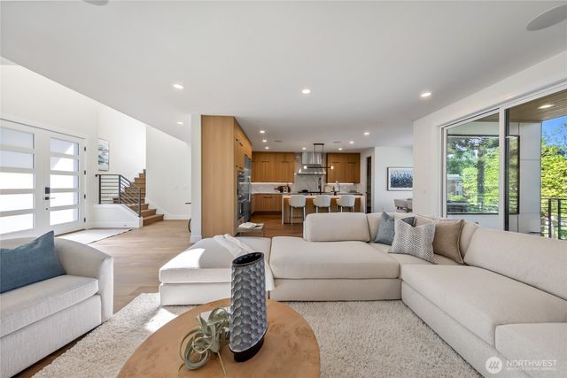 10204 NE 43rd Street, Kirkland, WA 98033