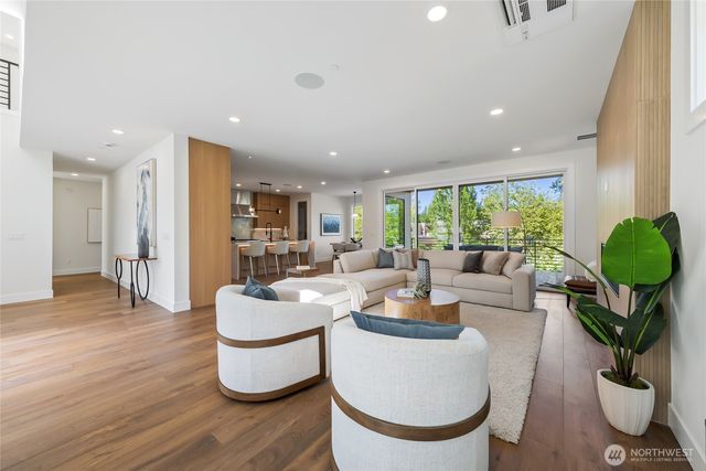 10204 NE 43rd Street, Kirkland, WA 98033