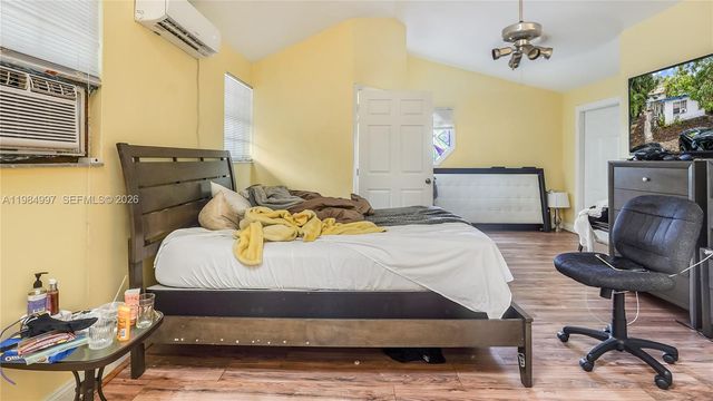 898 NE 39th St, Oakland Park, FL 33334