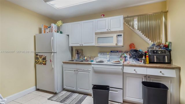 898 NE 39th St, Oakland Park, FL 33334