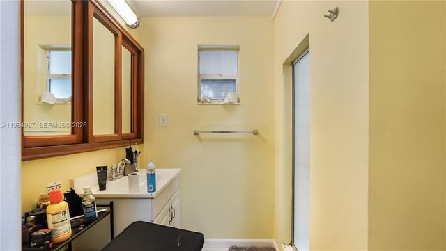 898 NE 39th St, Oakland Park, FL 33334