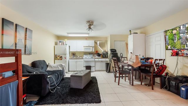 898 NE 39th St, Oakland Park, FL 33334