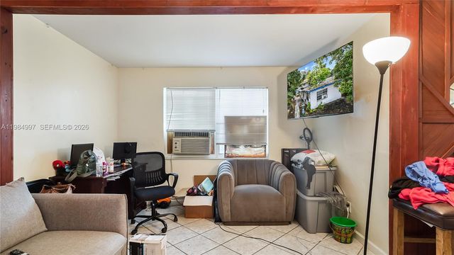 898 NE 39th St, Oakland Park, FL 33334