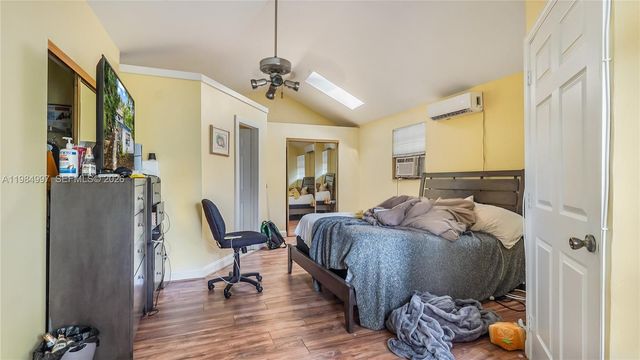 898 NE 39th St, Oakland Park, FL 33334