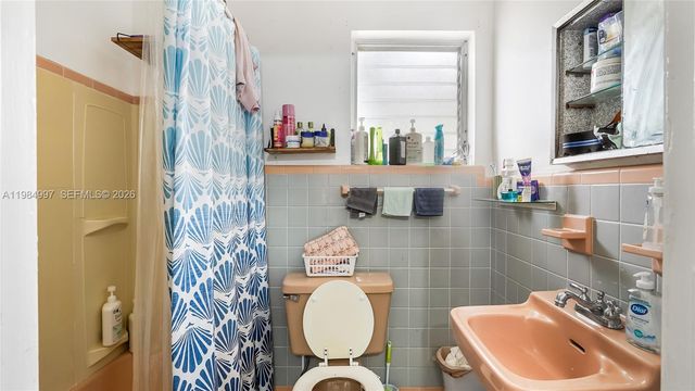 898 NE 39th St, Oakland Park, FL 33334