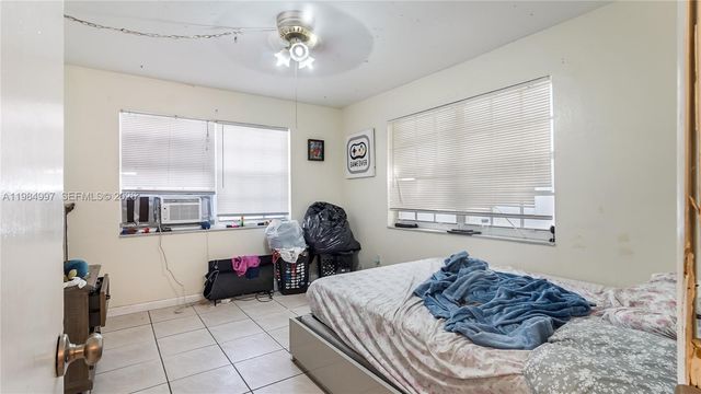 898 NE 39th St, Oakland Park, FL 33334