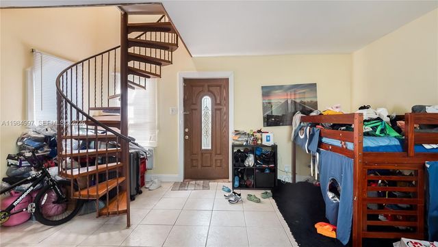 898 NE 39th St, Oakland Park, FL 33334
