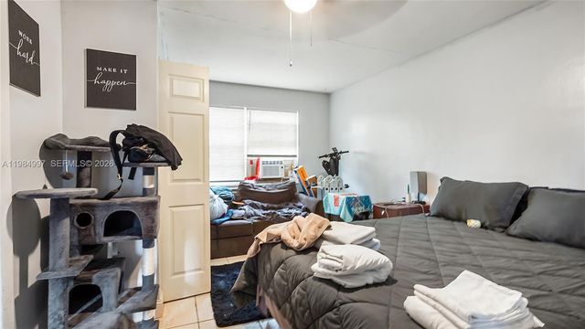 898 NE 39th St, Oakland Park, FL 33334