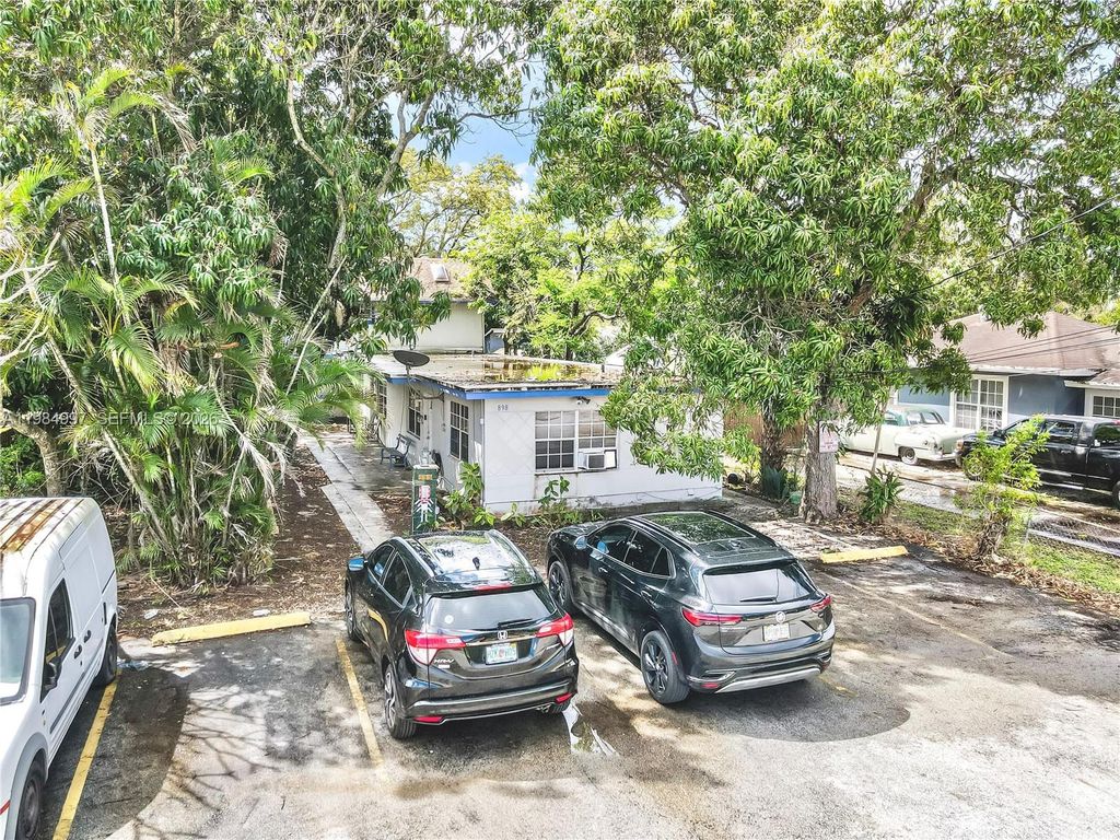 898 NE 39th St, Oakland Park, FL 33334