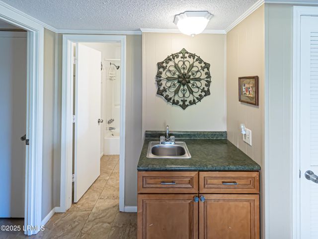 40 Folly Field Rd Apt B4, Hilton Head Island, SC 29928