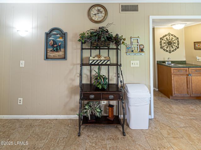 40 Folly Field Rd Apt B4, Hilton Head Island, SC 29928