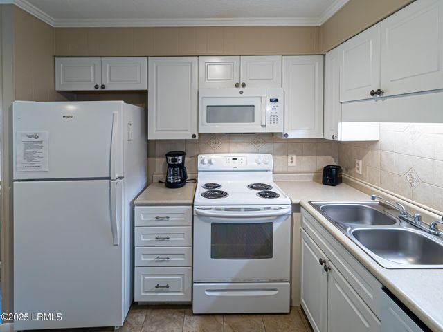 40 Folly Field Rd Apt B4, Hilton Head Island, SC 29928