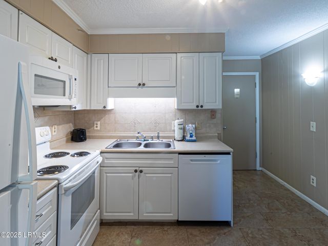 40 Folly Field Rd Apt B4, Hilton Head Island, SC 29928