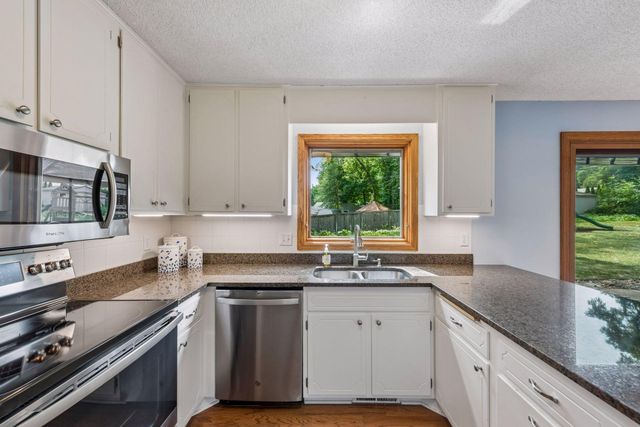 18015 19th Avenue N, Plymouth, MN 55447