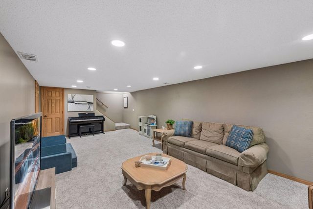 18015 19th Avenue N, Plymouth, MN 55447
