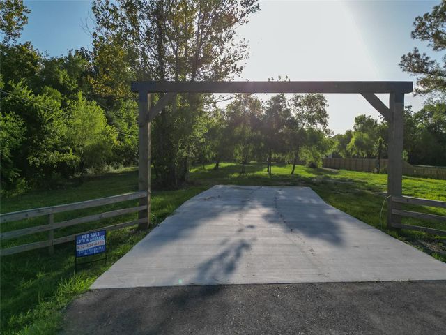 8008 Fm S 646, Santa Fe, TX 77510