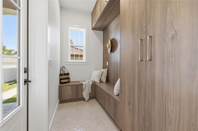 221 43RD AVENUE N, St Petersburg, FL 33703