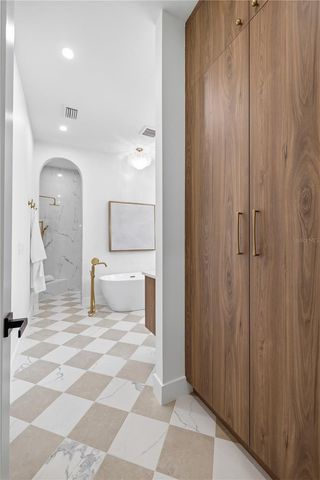 221 43RD AVENUE N, St Petersburg, FL 33703