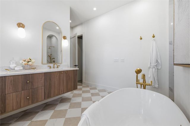 221 43RD AVENUE N, St Petersburg, FL 33703