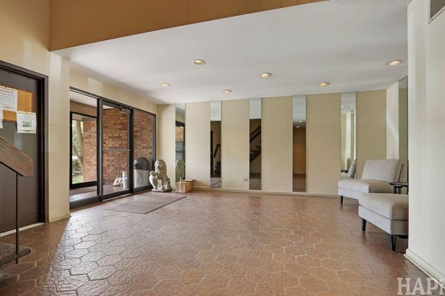 70 OLD OAK Drive 124, Buffalo Grove, IL 60089
