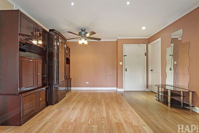 70 OLD OAK Drive 124, Buffalo Grove, IL 60089
