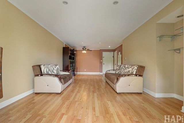 70 OLD OAK Drive 124, Buffalo Grove, IL 60089