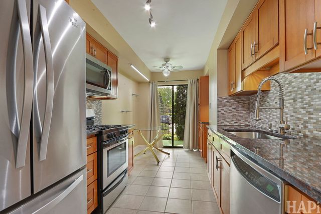 70 OLD OAK Drive 124, Buffalo Grove, IL 60089