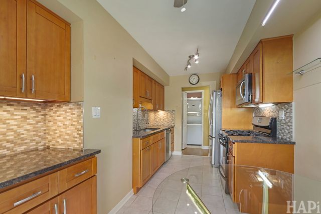 70 OLD OAK Drive 124, Buffalo Grove, IL 60089