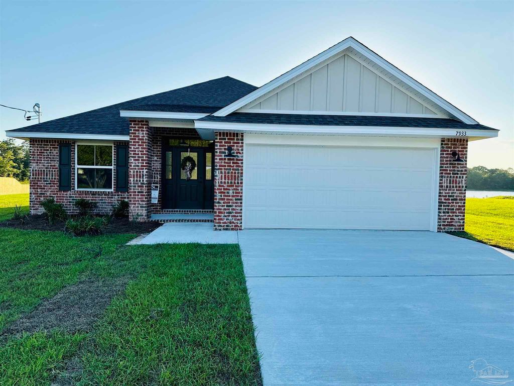 7933 Twin Lake Dr, Milton, FL 32583