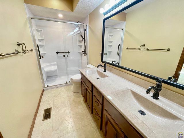 1556 SW Cheyenne Hills RD, Topeka, KS 66604