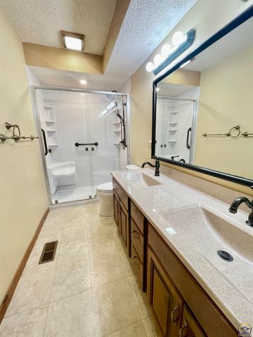 1556 SW Cheyenne Hills RD, Topeka, KS 66604