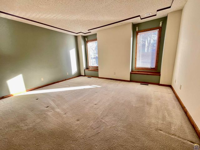 1556 SW Cheyenne Hills RD, Topeka, KS 66604