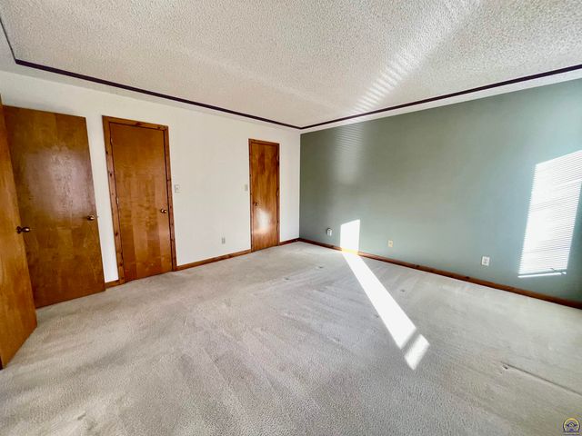 1556 SW Cheyenne Hills RD, Topeka, KS 66604