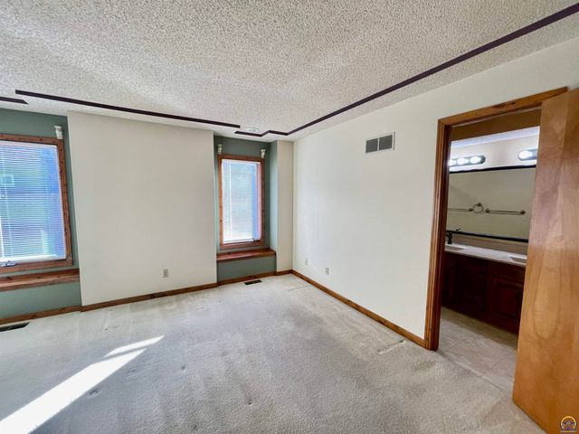 1556 SW Cheyenne Hills RD, Topeka, KS 66604