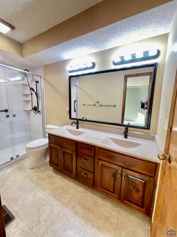 1556 SW Cheyenne Hills RD, Topeka, KS 66604