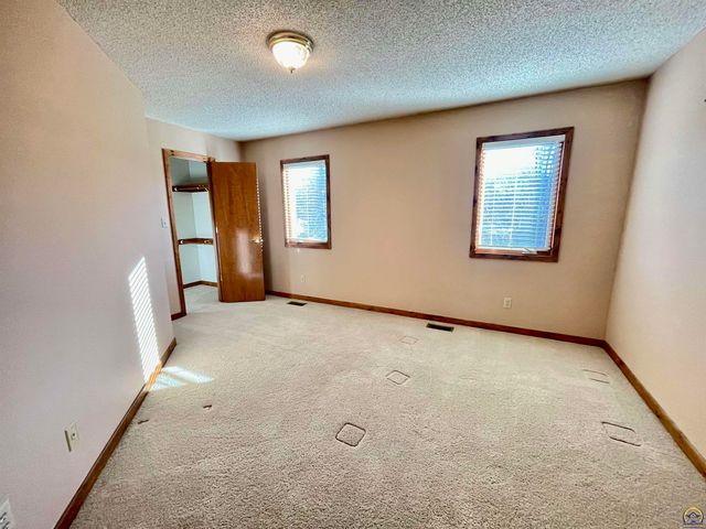 1556 SW Cheyenne Hills RD, Topeka, KS 66604