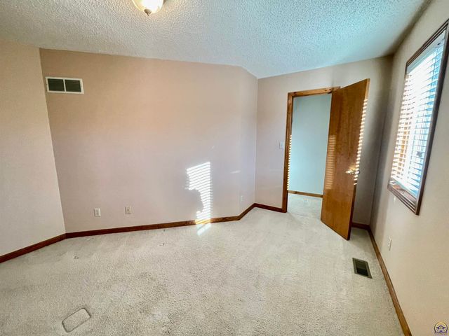 1556 SW Cheyenne Hills RD, Topeka, KS 66604