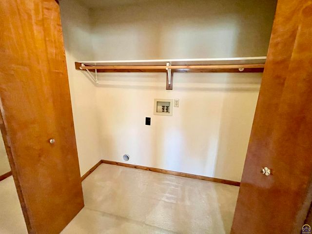 1556 SW Cheyenne Hills RD, Topeka, KS 66604