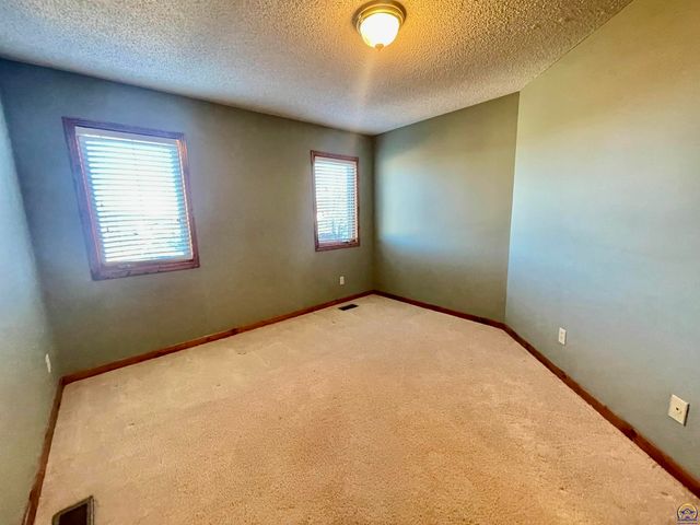 1556 SW Cheyenne Hills RD, Topeka, KS 66604