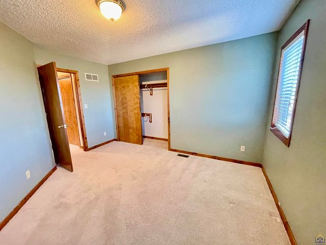 1556 SW Cheyenne Hills RD, Topeka, KS 66604