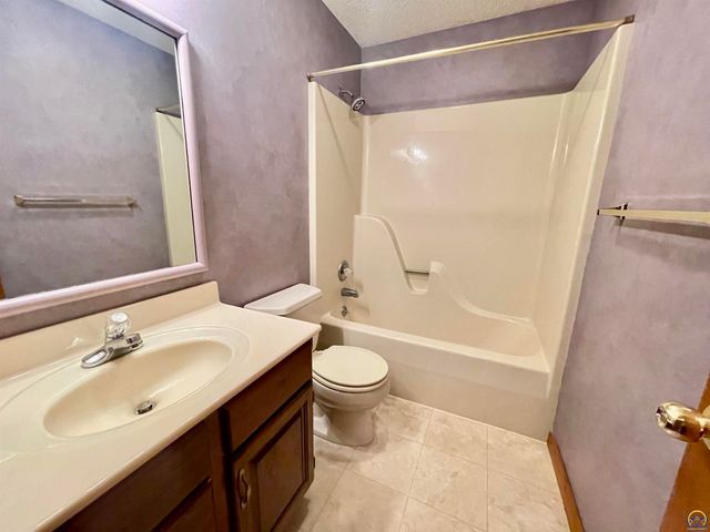 1556 SW Cheyenne Hills RD, Topeka, KS 66604