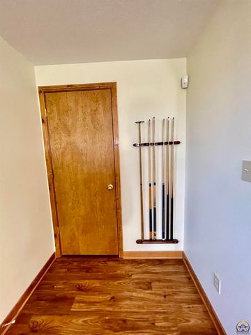 1556 SW Cheyenne Hills RD, Topeka, KS 66604