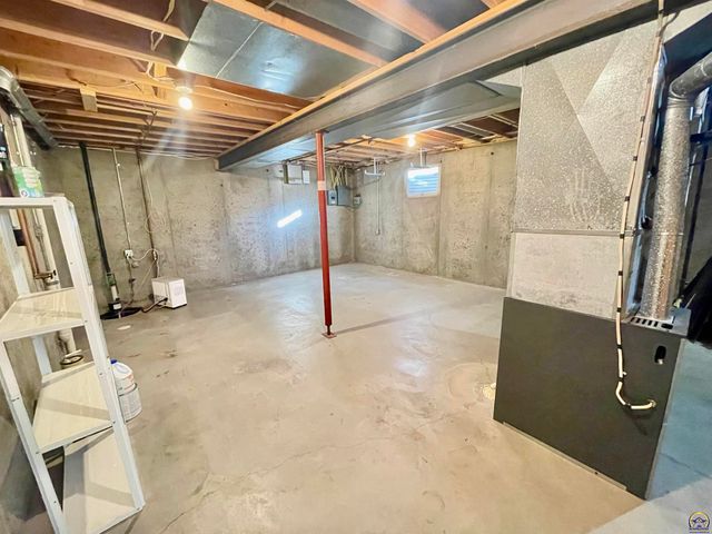 1556 SW Cheyenne Hills RD, Topeka, KS 66604