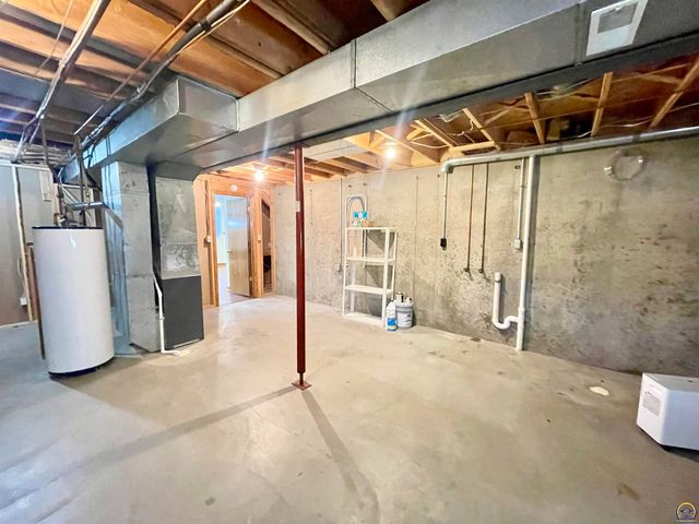 1556 SW Cheyenne Hills RD, Topeka, KS 66604