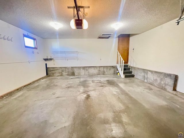 1556 SW Cheyenne Hills RD, Topeka, KS 66604