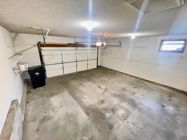 1556 SW Cheyenne Hills RD, Topeka, KS 66604