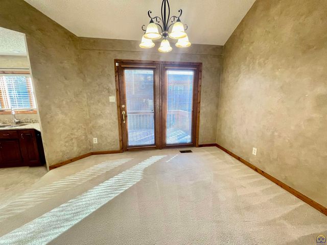 1556 SW Cheyenne Hills RD, Topeka, KS 66604