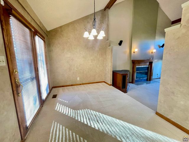 1556 SW Cheyenne Hills RD, Topeka, KS 66604